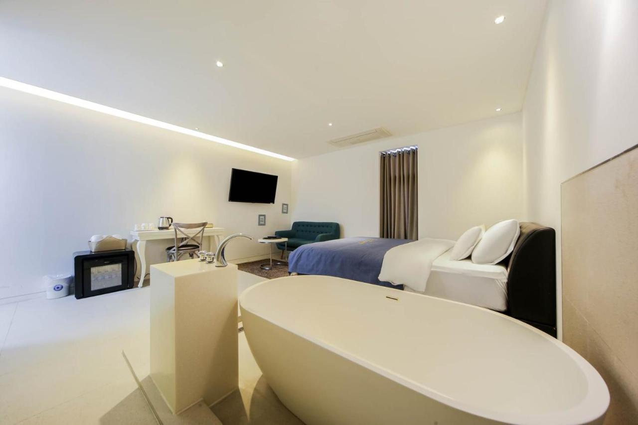 Hotel Myeongjak Chuncheon Exteriör bild